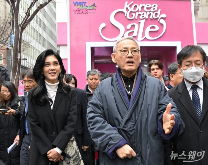 유인촌 문화체육관광부 장관과 이부진 한국방문의해 위원장이 11일 서울 중구 온드림 소사이어티에서 2024 코리아그랜드세일 개막식을 마치고 명동웰컴센터를 둘러본 뒤 취재진에 질문에 답하고 있다. 사진=이수길 기자 Leo2004@newsway.co.kr