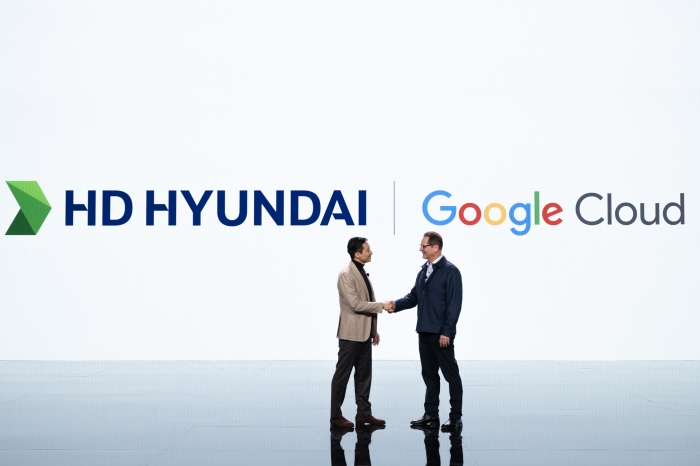 HD현대 정기선 부회장이 세계 최대 전자·가전·정보기술(IT) 전시회인 CES 2024에서 기조연설 무대에 함께 오른 구글 클라우드 AI 사업부 글로벌 필립 모이어 부사장과 악수를 하고 있다. 사진=HD현대 제공