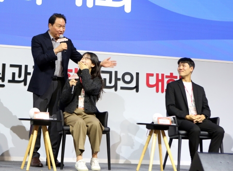 "100주년에도 스타트업처럼"···신입사원에 '변화' 주문한 최태원 SK 회장
