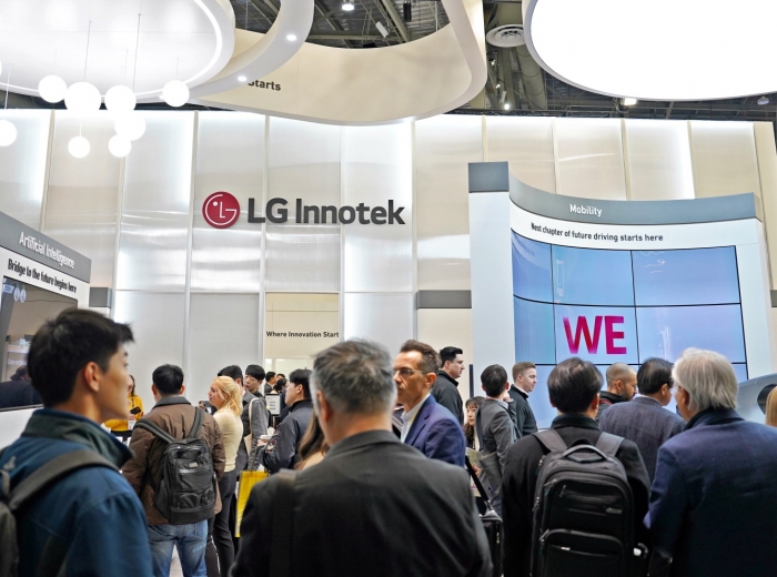 LG이노텍 'CES 2024' 전시 부스에 관람객들이 관심을 보이고 있다. 사진=LG이노텍 제공