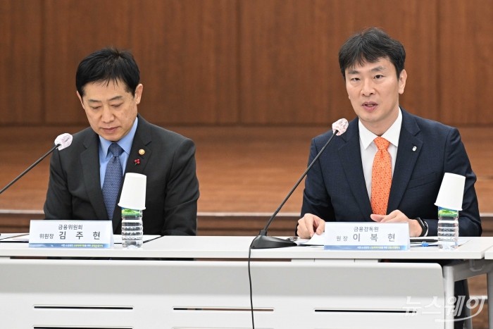 (오른쪽)이복현 금융감독원장이 15일 오전 서울 중구 은행연합회에서 열린 '서민·소상공인 신용회복 지원'을 위한 전 금융권 협약식에서 모두발언을 하고 있다. 사진=강민석 기자 kms@newsway.co.kr