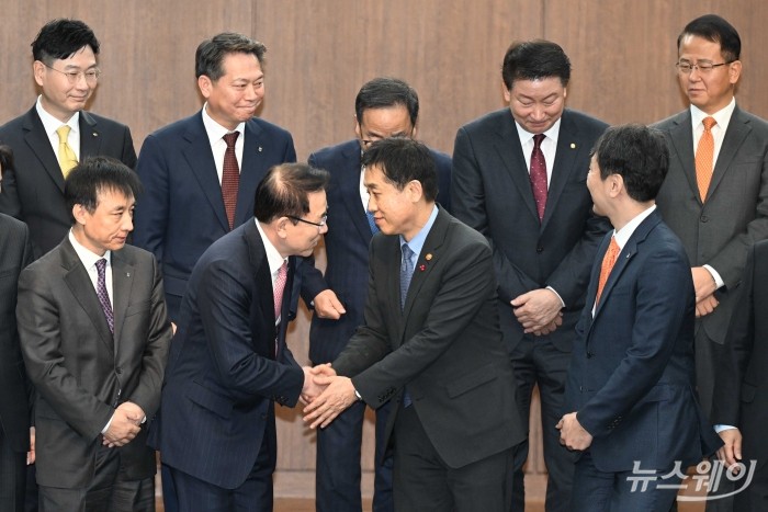 (앞 줄 오른쪽 두 번째)김주현 금융위원장과 (앞 줄 왼쪽 두 번째)조용병 은행연합회장이 15일 오전 서울 중구 은행연합회에서 열린 '서민·소상공인 신용회복 지원'을 위한 전 금융권 협약식에서 기념촬영을 마친 후 악수 하고 있다. 사진=강민석 기자 kms@newsway.co.kr