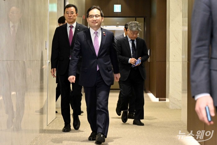 한기정 공정거래위원회 위원장이 15일 서울 강남구 한국무역협회에서 열린 신년간담회에 참석하기 위해 접견실로 이동하고 있다. 사진=강민석 기자 kms@newsway.co.kr