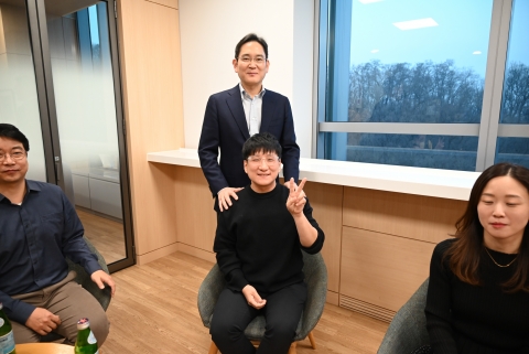 "국내외 종횡무진"···새해부터 현장 달려간 총수들