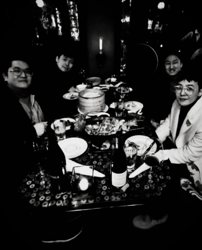(사진 상단 왼쪽부터 시계방향)신유열 롯데지주 미래성장 실장과 정기선 HD현대 부회장, 지드래곤, 최용호 갤럭시코퍼레이션즈 대표가 CES2024를 참관한 이후 저녁 식사를 하고 있는 모습. 사진=지드레곤 인스타그램 캡처