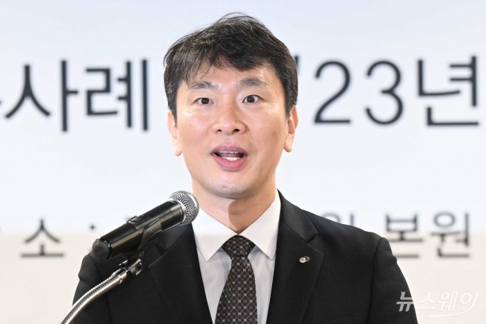 이복현 금감원장이 17일 오전 서울 여의도 금융감독원에서 열린 제3회 '상생·협력 금융新상품' 우수사례 및 '23년 상생·협력 증진' 우수기관 시상식에서 축사를 하고 있다. 사진=강민석 기자 kms@newsway.co.kr