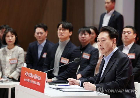 윤 대통령 "글로벌스탠다드에 맞지 않는 규제, 과감히 개혁해야"