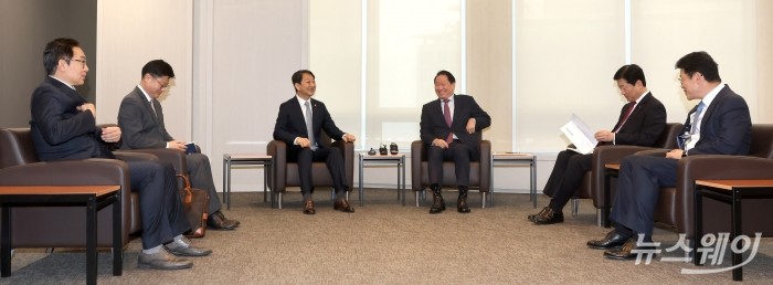 안덕근 산업통상자원부 장관이 17일 오후 서울 중구 대한상공회의소를 방문해 최태원 대한상공회의소 회장과 면담을 하고 있다. 사진=강민석 기자 kms@newsway.co.kr