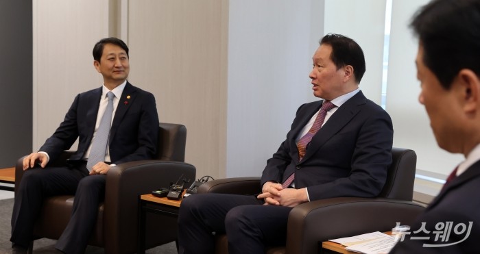 (오른쪽 두 번째)최태원 대한상공회의소 회장이 17일 오후 서울 중구 대한상공회의소를 찾은 (왼쪽 첫 번째)안덕근 산업통상자원부 장관과 면담을 하고 있다. 사진=강민석 기자 kms@newsway.co.kr