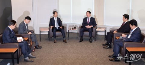 최태원 회장 만난 안덕근 장관 "실물경제 회복 등···원팀 강조"