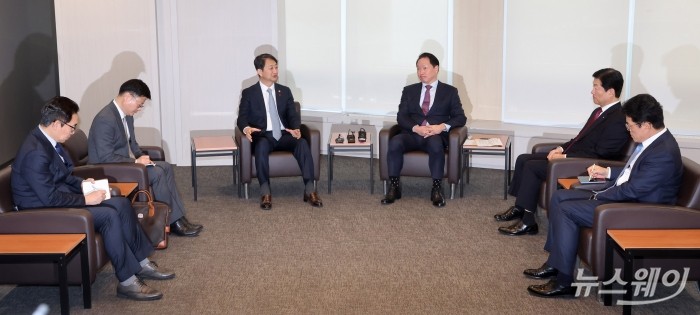 (왼쪽 세 번째)안덕근 산업통상자원부 장관이 17일 오후 서울 중구 대한상공회의소를 방문해 (오른쪽 세 번째)최태원 대한상공회의소 회장과 면담을 하고 있다. 사진=강민석 기자 kms@newsway.co.kr