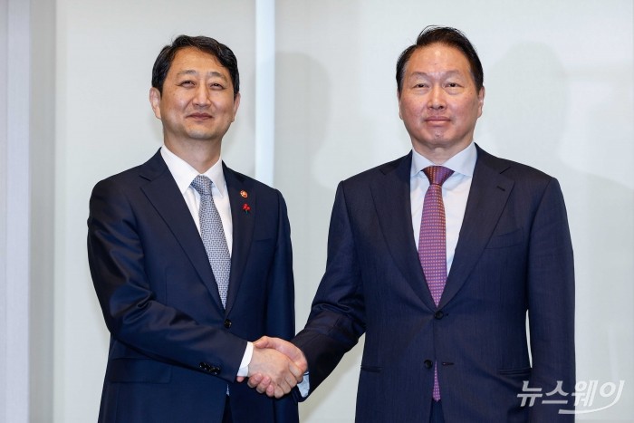 (왼쪽)안덕근 산업통상자원부 장관과 최태원 대한상공회의소 회장이 17일 오후 서울 중구 대한상공회의소에서 열린 면담에 앞서 악수를 하고 있다. 사진=강민석 기자 kms@newsway.co.kr
