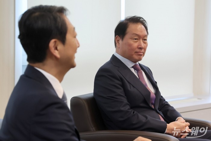최태원 대한상공회의소 회장이 17일 오후 서울 중구 대한상공회의소에서 열린 면담에 참석해 자리하고 있다. (왼쪽부터)안덕근 산업통상자원부 장관, 최 회장. 사진=강민석 기자 kms@newsway.co.kr