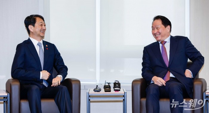 (왼쪽)안덕근 산업통상자원부 장관과 최태원 대한상공회의소 회장이 17일 오후 서울 중구 대한상공회의소에서 면담을 하고 있다. 사진=강민석 기자 kms@newsway.co.kr