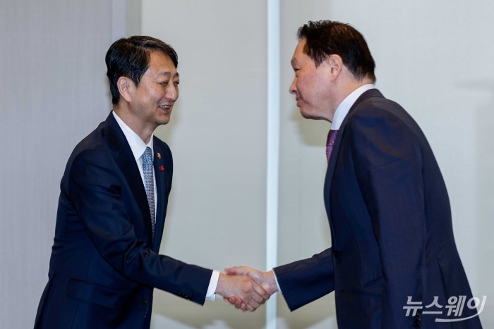 (왼쪽)안덕근 산업통상자원부 장관과 최태원 대한상공회의소 회장이 17일 오후 서울 중구 대한상공회의소에서 열린 면담에 앞서 악수하고 있다. 사진=강민석 기자 kms@newsway.co.kr