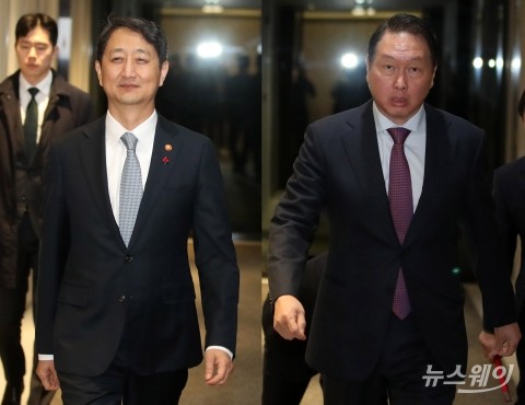 면담 위해 접견실 향하는 안덕근·최태원