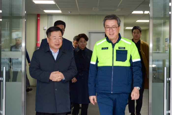 (왼쪽부터) 강경성 산업통상자원부 제 1차관과 김준형 포스코퓨처엠 사장이 간담회 참석을 위해 포스코퓨처엠 포항 인조흑연 음극재 공장 내부로 이동하고 있다. 사진=포스코퓨처엠 제공