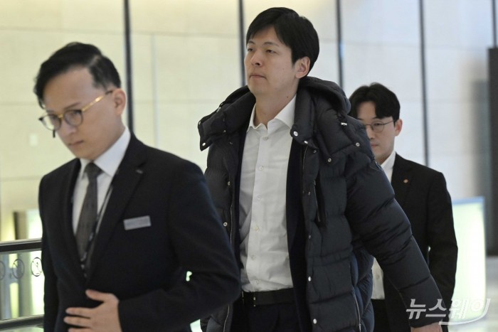 故 신격호 롯데그룹 창업주의 4주기 추모식을 하루 앞둔 18일 오전 서울 송파구 롯데월드타워에 마련된 헌화장에 참석하기 위해 신동빈 롯데그룹 회장의 장남 신유열 전무(중앙)가 이동하고 있다. 사진=강민석 기자 kms@newsway.co.kr