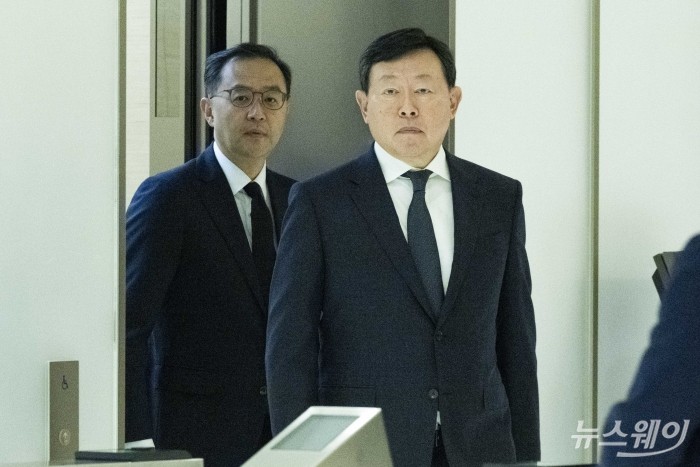 故 신격호 롯데그룹 창업주의 4주기 추모식을 하루 앞둔 18일 오전 서울 송파구 롯데월드타워에 마련된 헌화장에 참석하기 위해 신동빈 롯데그룹 회장이 이동하고 있다. 사진=강민석 기자 kms@newsway.co.kr