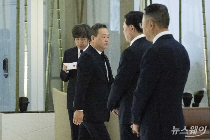 故 신격호 롯데그룹 창업주의 4주기 추모식을 하루 앞둔 18일 오전 서울 송파구 롯데월드타워에 마련된 헌화장에서 김상현 롯데그룹 유통부 총괄대표 부회장이 고인의 흉상에 헌화를 마친 후 자리로 이동하고 있다. 사진=강민석 기자 kms@newsway.co.kr