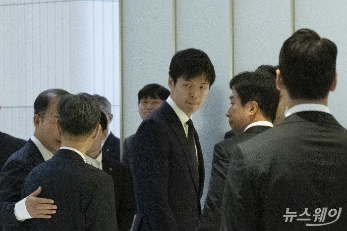 故 신격호 롯데그룹 창업주의 4주기 추모식을 하루 앞둔 18일 오전 서울 송파구 롯데월드타워에 마련된 헌화장에서 헌화를 마친 신동빈 롯데그룹 회장의 장남 신유열 전무가 집무실로 이동하고 있다. 사진=강민석 기자 kms@newsway.co.kr