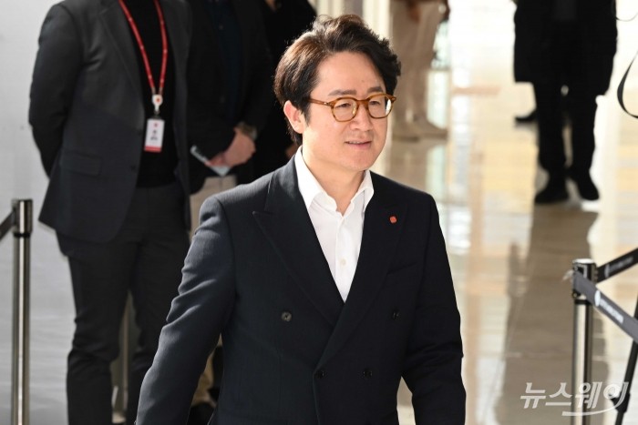 김주남 롯데면세점 대표가 서울 송파구 롯데월드타워에서 열린 2024 상반기 VCM(사장단회의)에 참석하기 위해 회의장으로 이동하고 있다. 사진=강민석 기자 kms@newsway.co.kr