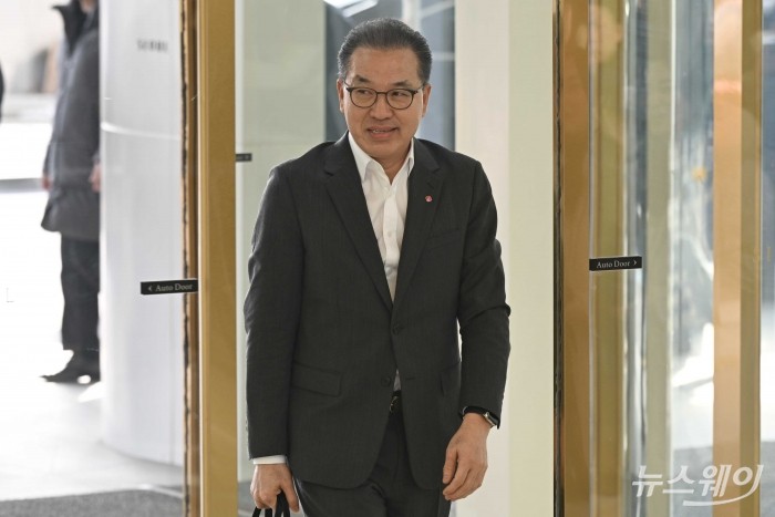 정준호 롯데백화점 대표가 18일 오후 서울 송파구 롯데월드타워에서 열린 2024 상반기 VCM(Value Creation Meeting, 사장단회의)에 참석하기 위해 회의장으로 이동하고 있다. 사진=강민석 기자 kms@newsway.co.kr