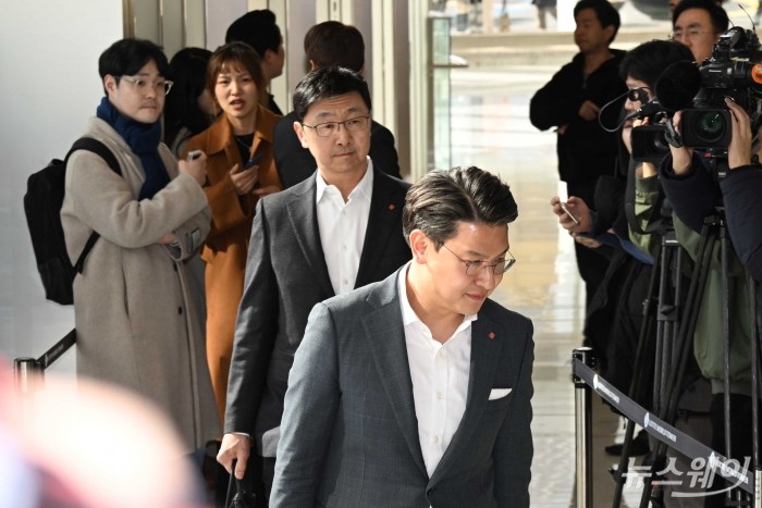 (중앙 앞)이원직 롯데바이오로직스 대표와 (중앙 뒷)이창엽 롯데웰푸드 대표가 18일 오후 서울 송파구 롯데월드타워에서 열린 2024 상반기 VCM(Value Creation Meeting, 사장단회의)에 참석하기 위해 회의장으로 이동하고 있다. 사진=강민석 기자 kms@newsway.co.kr