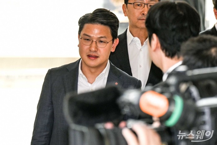 이원직 롯데바이오로직스 대표가 18일 오후 서울 송파구 롯데월드타워에서 열린 2024 상반기 VCM(Value Creation Meeting, 사장단회의)에 참석하기 위해 회의장으로 이동하고 있다. 사진=강민석 기자 kms@newsway.co.kr