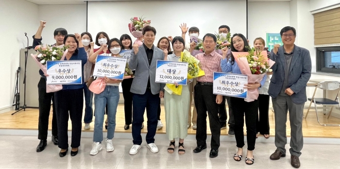 전주기전대학 산학협력단이 전북특별자치도에서 주관한 '2023년 지역산업 맞춤형 일자리창출 지원사업'에서 16개 시군사업 중 최고 등급인 S등급에 선정된 뒤 기념촬영하고 있다.