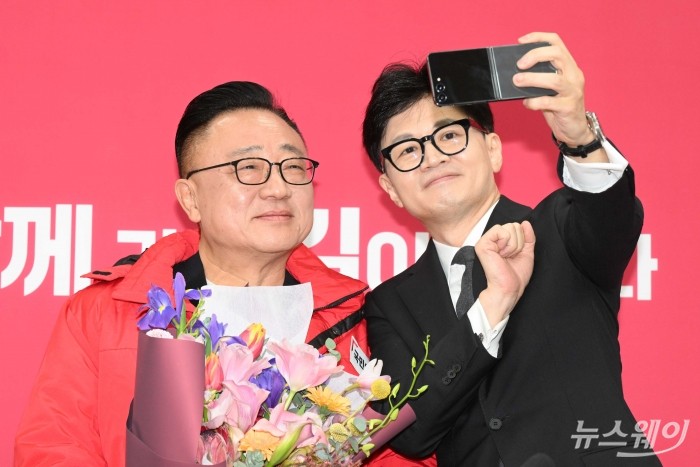 (오른쪽)한동훈 국민의힘 비상대책위원장과 고동진 前 삼성전자 사장 겸 IM부문장이 22일 오전 서울 여의도 국회에서 열린 인재영입위원회 국민인재 영입 환영식에서 갤럭시 Z플립로 기념촬영하고 있다. 사진=강민석 기자 kms@newsway.co.kr