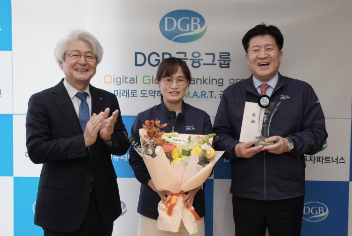 (왼쪽부터) 김태오 DGB금융그룹 회장, 도미화 DGB생명 준법지원부장, 김성한 DGB생명 대표이사가 22일 서울 중구 DGB금융센터에서 진행된 '2023년 윤리경영대상 시상식'에서 시상 후 기념 사진 촬영을 하고 있다. 사진=DGB생명 제공
