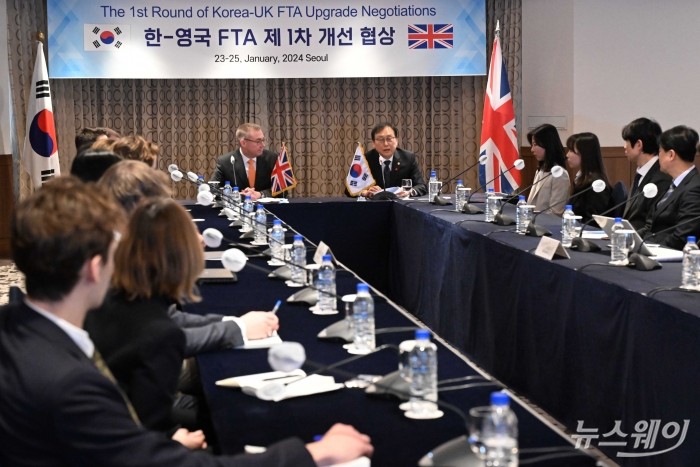 정인교 산업통상자원부 통상교섭본부장이 23일 오전 서울 중구 롯데호텔에서 열린 한·영 FTA 개선 1차 협상 개회식에서 모두발언을 하고 있다. 사진=강민석 기자 kms@newsway.co.kr