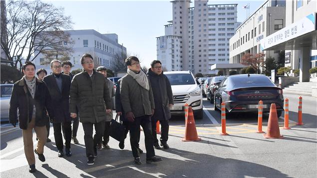 23일 '카카오 뉴스 검색서비스 차별 중지' 가처분 심문 참석을 위해 인터넷신문 관계자들이 수원지법 성남지원에 들어오고 있다. (사진=한국인터넷신문협회)