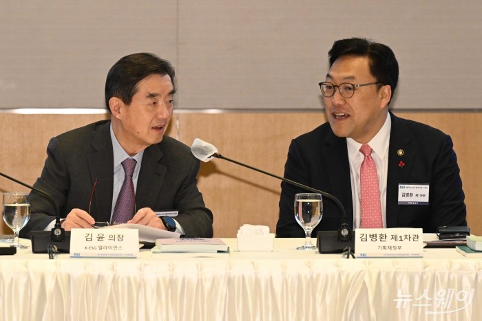(오른쪽)김병환 기획재정부 제1차관과 김윤 삼양홀딩스 회장 겸 K-ESG 얼라이언스 의장이 24일 오전 서울 여의도 한국경제인협회에서 열린 제8차 K-ESG 얼라이언스 회의에서 대화를 하고 있다. 사진=강민석 기자 kms@newsway.co.kr