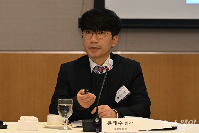 윤태수 기획재정부 지속가능경제지원 팀장이 24일 오전 서울 여의도 한국경제인협회에서 열린 제8차 K-ESG 얼라이언스 회의에서 주제발표를 하고 있다. 사진=강민석 기자 kms@newsway.co.kr