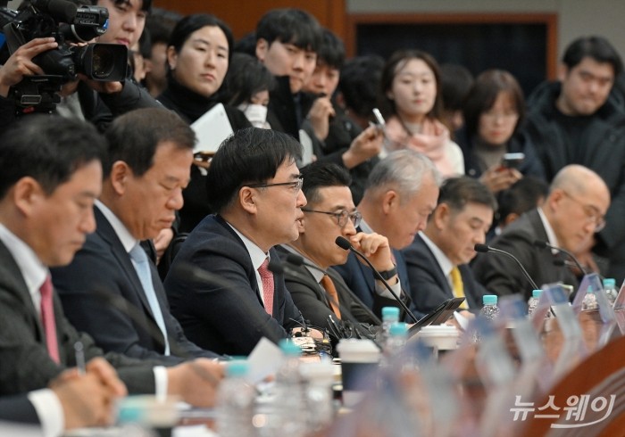 손병두 한국거래소 이사장이 24일 오전 서울 영등포구 여의도 금융투자협회에서 열린 금융위원회-금융감독원-증권업계 간담회에서 인사말을 하고있다. 사진=이수길 기자 Leo2004@newsway.co.kr