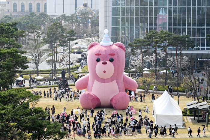 지난해 4월 롯데월드타워 월드파크에서 진행된 '어메이징 벨리곰 해피 B-DAY' 전시. 사진=롯데홈쇼핑 제공