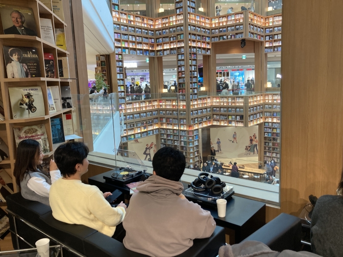LP카페 바이닐 성수. 사진=김제영 기자