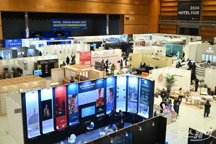 '2024 호텔페어' 박람회가 24일 오후 서울 강남구 코엑스에서 열린 가운데 관람객들이 부스를 살펴보고 있다. 사진=강민석 기자 kms@newsway.co.kr