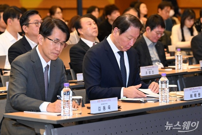 (오른쪽)최태원 대한상공회의소 회장 겸 신(新)기업가정신협의회(ERT) 의장과 김동욱 현대자동차 부사장이 25일 오전 서울 중구 대한상공회의소에서 열린 'ERT 멤버스데이'에 참석해 자료를 살펴보고 있다. 사진=강민석 기자 kms@newsway.co.kr
