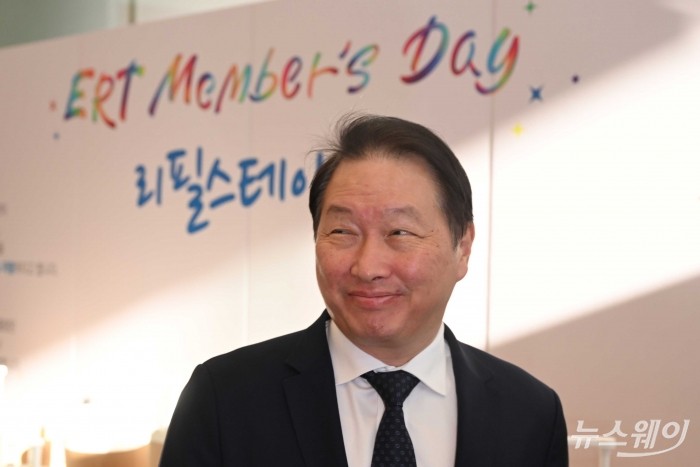 최태원 대한상공회의소 회장 겸 신(新)기업가정신협의회(ERT) 의장이 25일 오전 서울 중구 대한상공회의소에서 열린 'ERT 멤버스데이'에 마련된 리필스테이션 부스를 살펴본 후 미소를 짓고 있다. 사진=강민석 기자 kms@newsway.co.kr
