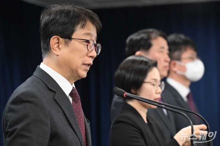 박상우 국토교통부 장관이 25일 오후 서울 종로구 정부서울청사에서 열린 '국민과 함께하는 민생토론회'에서 보고된 교통 분야 관련 주요 정책 계획을 발표한 후 취재진의 질문에 답변하고 있다. 사진=강민석 기자 kms@newsway.co.kr