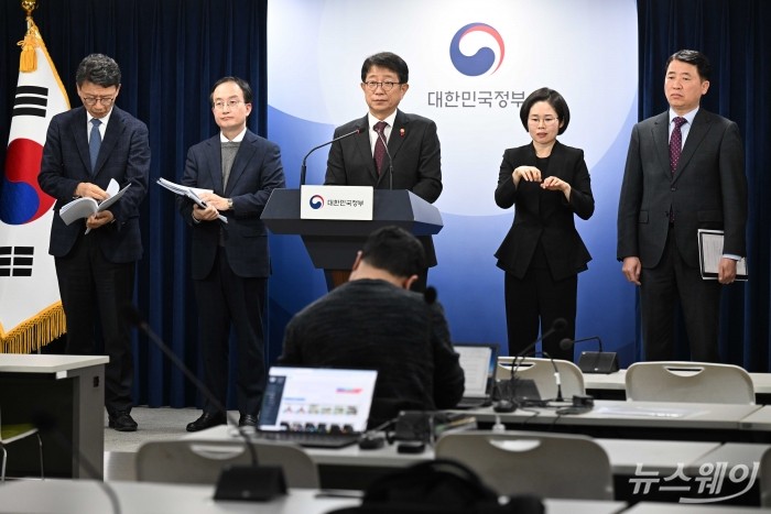 박상우 국토교통부 장관이 25일 오후 서울 종로구 정부서울청사에서 열린 '국민과 함께하는 민생토론회'에서 보고된 교통 분야 관련 주요 정책 계획을 발표한 후 취재진의 질문에 답변하고 있다. 사진=강민석 기자 kms@newsway.co.kr