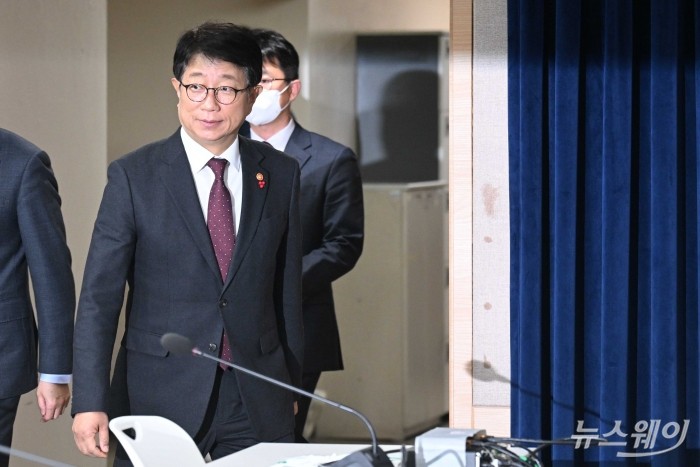 박상우 국토교통부 장관이 25일 오후 서울 종로구 정부서울청사에서 열린 '국민과 함께하는 민생토론회'에서 보고된 교통 분야 관련 주요 정책 계획을 발표하기 위해 연단으로 오르고 있다. 사진=강민석 기자 kms@newsway.co.kr