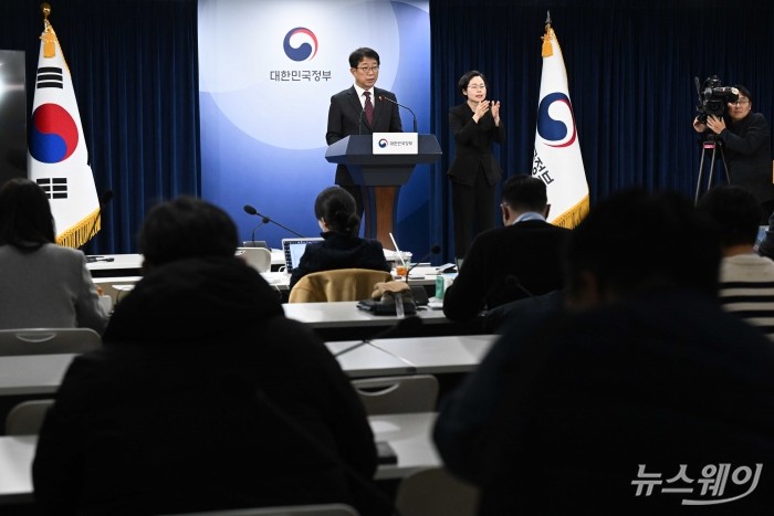 박상우 국토교통부 장관이 25일 오후 서울 종로구 정부서울청사에서 열린 '국민과 함께하는 민생토론회'에서 보고된 교통 분야 관련 주요 정책 계획을 발표하고 있다. 사진=강민석 기자 kms@newsway.co.kr