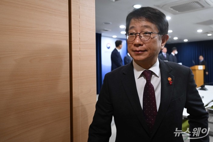 박상우 국토교통부 장관이 25일 오후 서울 종로구 정부서울청사에서 열린 '국민과 함께하는 민생토론회'에서 보고된 교통 분야 관련 주요 정책 계획을 발표한 후 발표장을 나서고 있다. 사진=강민석 기자 kms@newsway.co.kr