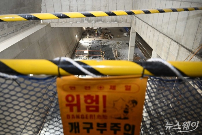 국토교통부가 25일 오후 서울 용산구 'GTX-A 서울역 정거장 내부 터널 공사' 현장을 언론에게 공개한 가운데 건설근로자가 작업을 하고 있다. 사진=강민석 기자 kms@newsway.co.kr
