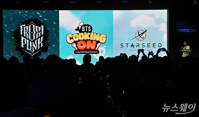 컴투스가 25일 서울 여의도 콘래드호텔에서 2024 컴투스 미디어 쇼케이스 '더 넥스트 스테이지'를 열고 신작 게임을 소개하고 있다. 이번에 발표된 퍼블리싱 신작은 '스타시드: 아스니아 트리거', 'BTS쿠킹온: 타이니탄 레스토랑', '프로스트펑크: 비욘드 더 아이스' 등 4종이다. 사진=이수길 기자 Leo2004@newsway.co.kr