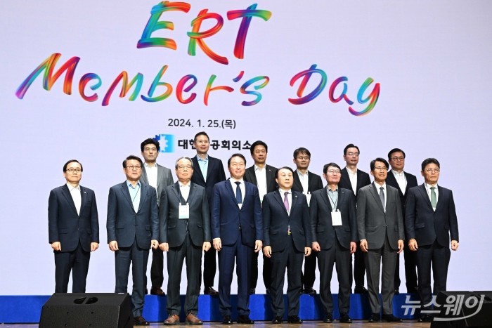 최태원 대한상공회의소 회장 겸 신(新)기업가정신협의회(ERT) 의장을 비롯한 참석자들이 25일 오전 서울 중구 대한상공회의소에서 열린 'ERT 멤버스데이'에서 기념촬영을 하고 있다. 사진=강민석 기자 kms@newsway.co.kr